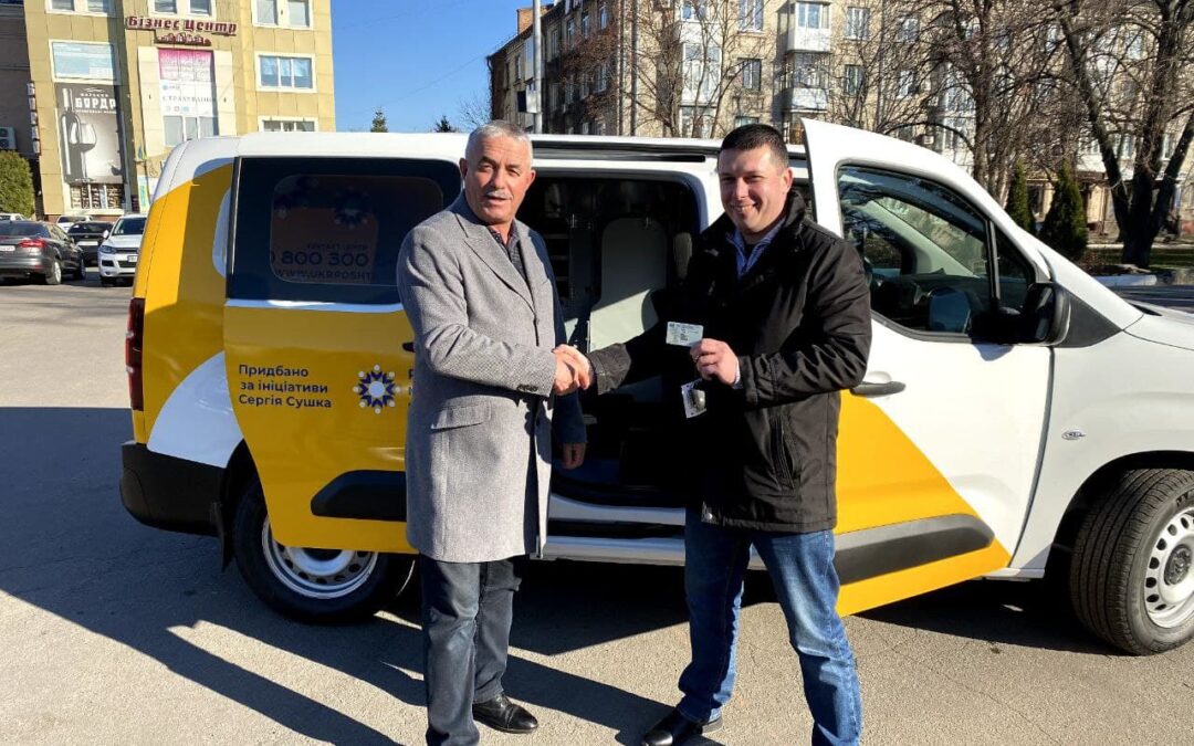 Сергій Сушко передав «Укрпошті» автівку, яка стане пересувним відділенням у Кременчуцькому районі